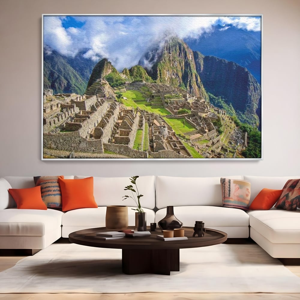 Tablou canvas cu tablou canvas cu cetatea machu picchu, in rama de aluminiu argintiu, pe perete intr-un living